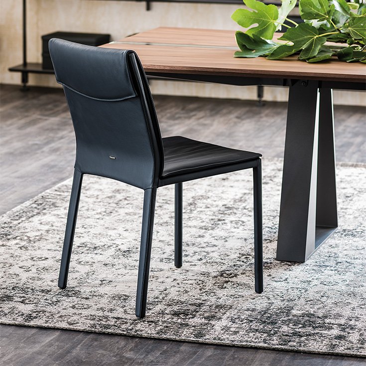 Isabel Chaise design haut de gamme signée Cattelan Italia, alliant confort généreux, lignes élégantes et finitions haut de gamme, disponible chez D-Style Interior.