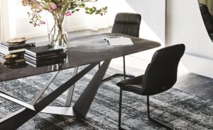 Skorpio Crystalart table de Cattelan Italia allie verre artistique et structure sculpturale en acier pour un style contemporain et raffiné. Disponible chez D-Style Interior.