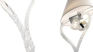 PALAZZO DUCALE Applique murale design en cristal gravé et verre de Murano avec abat-jour ivoire et supports en acier brillant par Reflex Angelo, disponible chez D-Style Interior