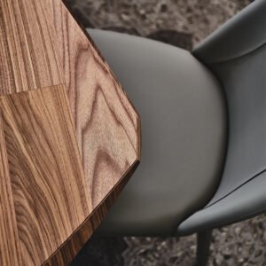 Tyron Wood table design haut de gamme avec base en acier laqué embossé par Cattelan Italia. Disponible chez D-Style Interior.