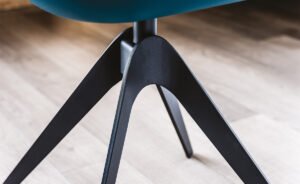 Indy Fauteuil design en polyuréthane souple, élégant et polyvalent, idéal pour les espaces de travail modernes, signé Cattelan Italia et disponible chez D-Style Interior.