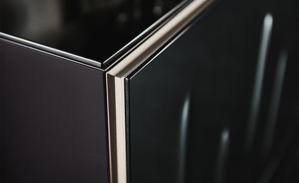 Buffet design haut de gamme Carnaby par Cattelan Italia, portes verre convexe miroir avec structure laquée, disponible chez D-Style Interior