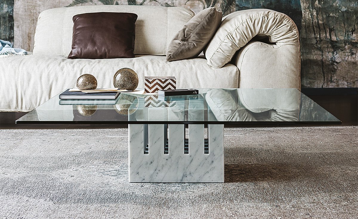 Table basse design haut de gamme Scacco par Cattelan Italia, socle marbre Carrare et plateau verre transparent, disponible chez D-Style Interior.