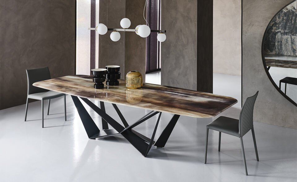Skorpio Crystalart table de Cattelan Italia allie verre artistique et structure sculpturale en acier pour un style contemporain et raffiné. Disponible chez D-Style Interior.