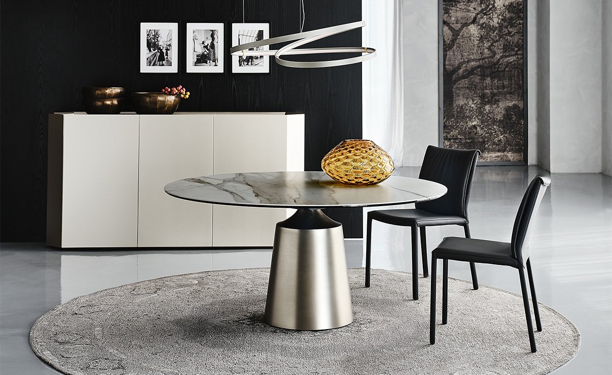 Yoda Keramik table design haut de gamme en céramique Marmi avec base sculpturale en acier. Disponible chez D-Style Interior.