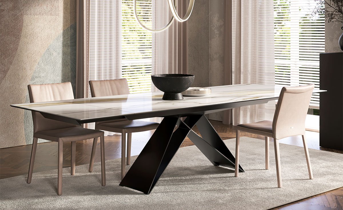 Premier Keramik table Drive de Cattelan Italia associe céramique raffinée et base en acier sculptural. Une pièce extensible au design italien haut de gamme. Chez D-Style Interior.