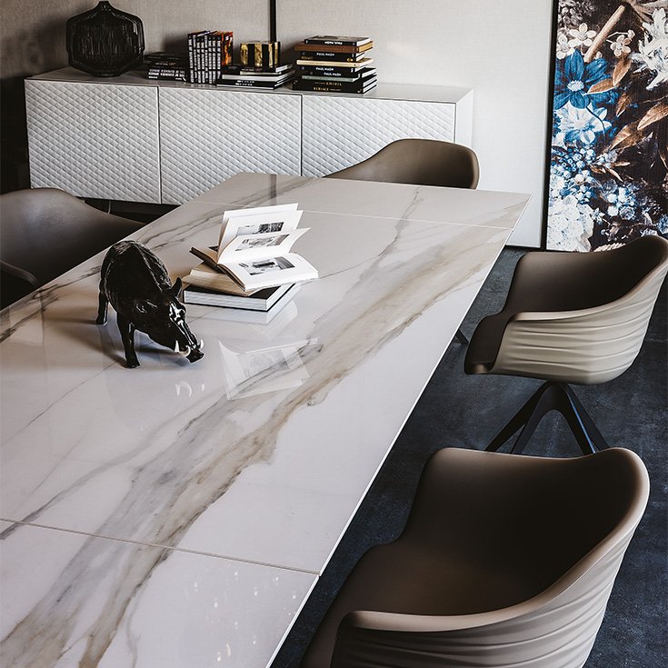 Premier Keramik table Drive de Cattelan Italia associe céramique raffinée et base en acier sculptural. Une pièce extensible au design italien haut de gamme. Chez D-Style Interior.