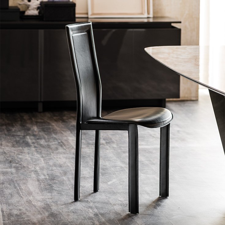 Lara Chaise design haut de gamme de Cattelan Italia en cuir avec coutures apparentes, disponible chez D-Style Interior.