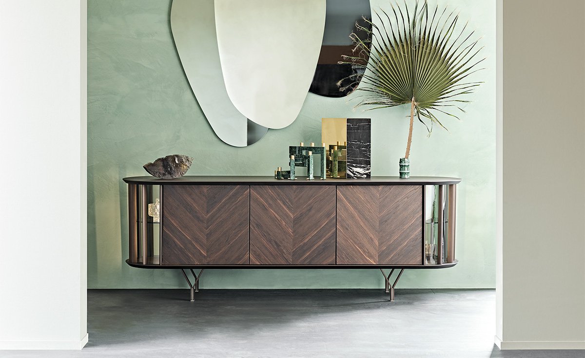 Buffet design haut de gamme Costes par Cattelan Italia, côtés verre incurvé avec inserts bronze et portes à lamelles, disponible chez D-Style Interior