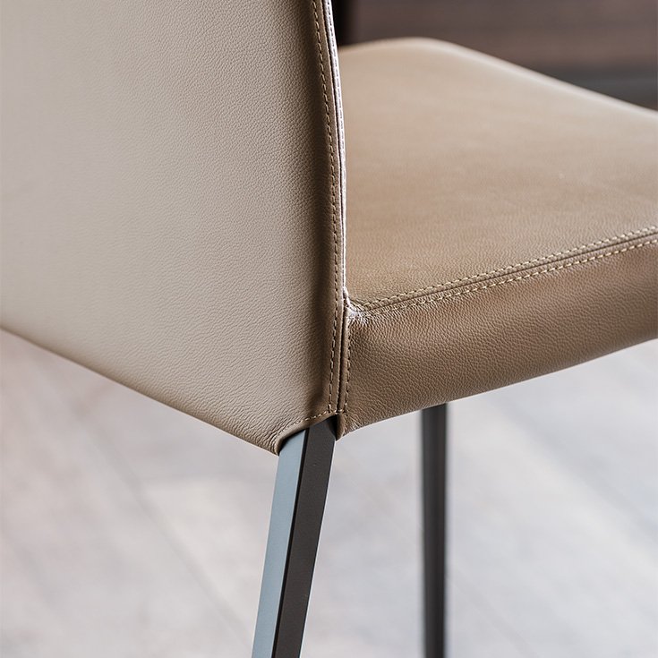 Anna chaise design de Cattelan Italia : design minimaliste et confortable, structure en acier laqué ou chromé, assise rembourrée et finitions personnalisables. Disponible chez D-Style Interior.