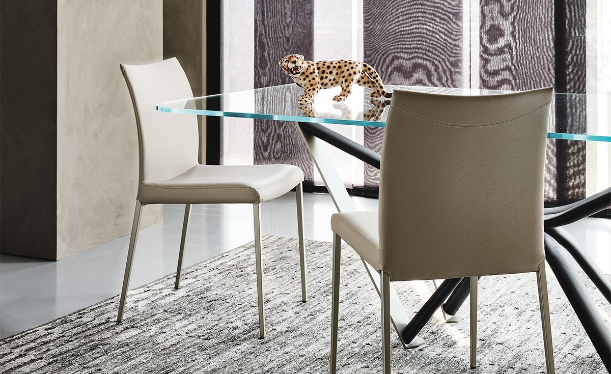 Anna chaise design de Cattelan Italia : design minimaliste et confortable, structure en acier laqué ou chromé, assise rembourrée et finitions personnalisables. Disponible chez D-Style Interior.