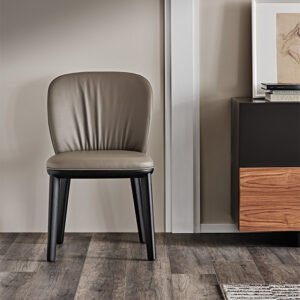 Chris Chaise de Cattelan Italia au design moderne et dossier lisse. Piètement en frêne massif et assise rembourrée confortable. Élégance et savoir-faire italien. Disponible chez D-Style Interior.