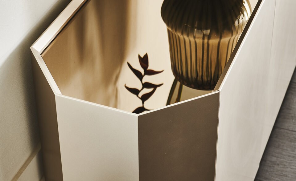 Buffet design haut de gamme Chelsea par Cattelan Italia, design Alessio Bassan aux formes géométriques avec plateau verre miroir, disponible chez D-Style Interior