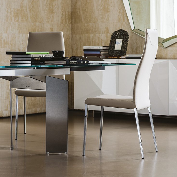 Anna chaise design de Cattelan Italia : design minimaliste et confortable, structure en acier laqué ou chromé, assise rembourrée et finitions personnalisables. Disponible chez D-Style Interior.