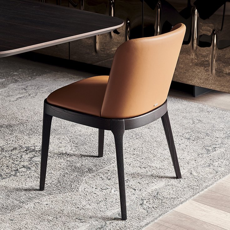 Magda Chaise design haut de gamme de Cattelan Italia avec structure en bois massif et dossier enveloppant, disponible chez D-Style Interior.