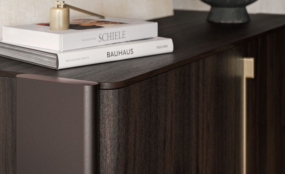 Buffet design haut de gamme Cremona par Cattelan Italia, porte coulissante anti-gravité avec structure bois et céramique, disponible chez D-Style Interior