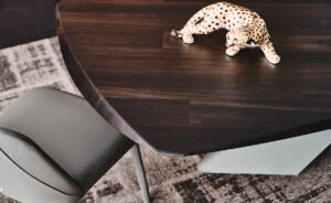 Tyron Wood table design haut de gamme avec base en acier laqué embossé par Cattelan Italia. Disponible chez D-Style Interior.