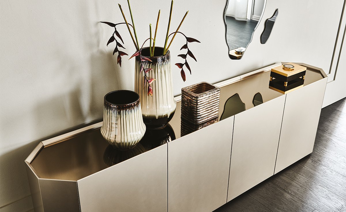 Buffet design haut de gamme Chelsea par Cattelan Italia, design Alessio Bassan aux formes géométriques avec plateau verre miroir, disponible chez D-Style Interior