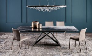 Premier Crystalart Drive table de Cattelan Italia allie verre artistique et structure en acier. Un design extensible élégant et innovant. Chez D-Style Interior.