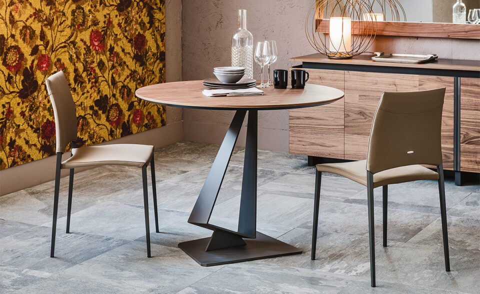 Roger table de Cattelan Italia allie base en acier gaufré et plateau en noyer ou verre trempé pour une élégance intemporelle et raffinée. Disponible chez D-Style Interior.