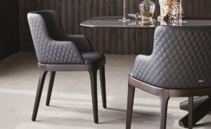 Magda Couture Chaise design haut de gamme de Cattelan Italia avec dossier capitonné et structure en bois massif, disponible chez D-Style Interior.