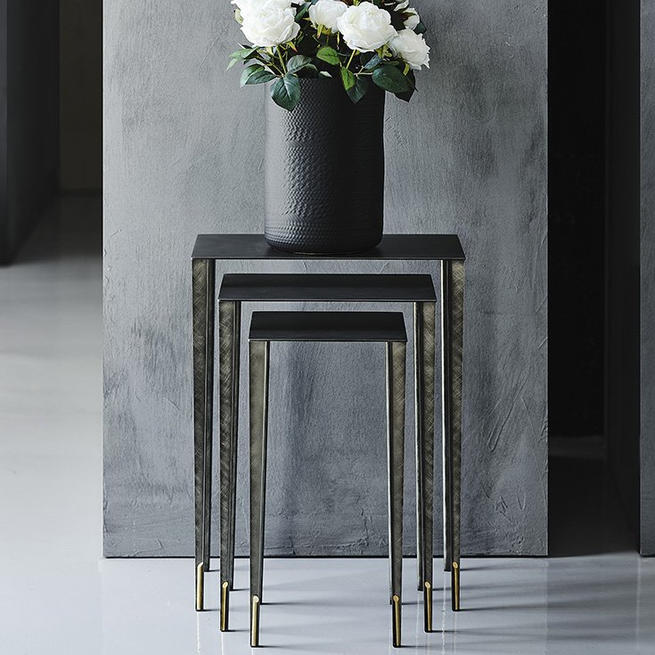 Table basse design haut de gamme Spillo par Cattelan Italia, structure acier Brushed avec détails laiton, disponible chez D-Style Interior.