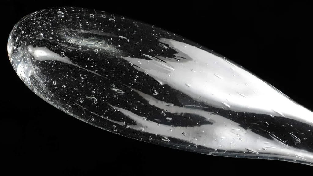 Suspension FIREFLY en verre soufflé transparent avec jonction en métal chromé et éclairage LED par Reflex Angelo, disponible chez D-Style Interior