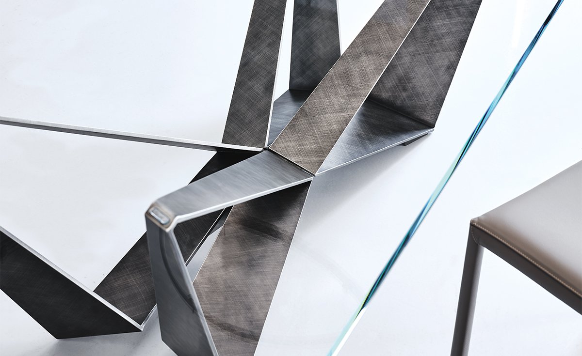 Skorpio table de Cattelan Italia allie structure sculpturale et matériaux précieux pour un design d’exception. Disponible chez D-Style Interior.