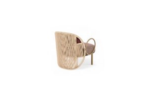 Chaise d’extérieur Creole d’Amura Lab, alliance raffinée de confort, légèreté et design intemporel pour les espaces en plein air. Disponible chez D-Style Interior.