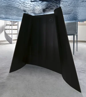 Table à manger design haut de gamme Avalon par Arketipo, base fer massif avec plateau verre trempé bleu Pacifique, disponible chez D-Style Interior