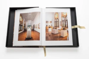 Livre design haut de gamme Al'Madinah: The City of the Prophet par Assouline, édition Ultimate sous écrin soie, disponible chez D-Style Interior.