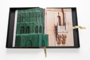 Livre design haut de gamme Al'Madinah: The City of the Prophet par Assouline, édition Ultimate sous écrin soie, disponible chez D-Style Interior.