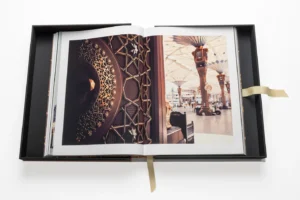Livre design haut de gamme Al'Madinah: The City of the Prophet par Assouline, édition Ultimate sous écrin soie, disponible chez D-Style Interior.