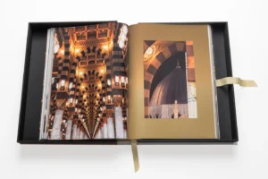 Livre design haut de gamme Al'Madinah: The City of the Prophet par Assouline, édition Ultimate sous écrin soie, disponible chez D-Style Interior.