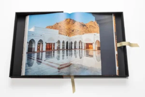 Livre design haut de gamme Al'Madinah: The City of the Prophet par Assouline, édition Ultimate sous écrin soie, disponible chez D-Style Interior.