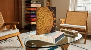 Livre design haut de gamme Al'Madinah: The City of the Prophet par Assouline, édition Ultimate sous écrin soie, disponible chez D-Style Interior.