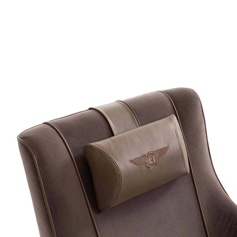 Minster | Fauteuil de bureau design Bentley Home en cuir ou tissu, structure en bois rembourré, appui-tête brodé, disponible chez D-Style Interior.