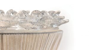 Applique murale BOUQUET APPLIQUE en fer avec abat-jour plissé ivoire et décorations florales en verre de Murano par Reflex Angelo, disponible chez D-Style Interior