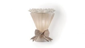 Applique murale BOUQUET APPLIQUE en fer avec abat-jour plissé ivoire et décorations florales en verre de Murano par Reflex Angelo, disponible chez D-Style Interior