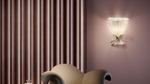 Applique murale BOUQUET APPLIQUE en fer avec abat-jour plissé ivoire et décorations florales en verre de Murano par Reflex Angelo, disponible chez D-Style Interior