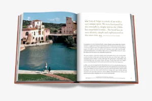 Livre design haut de gamme Cala Di Volpe par Assouline, édition Hospitality en couverture soie, disponible chez D-Style Interior.