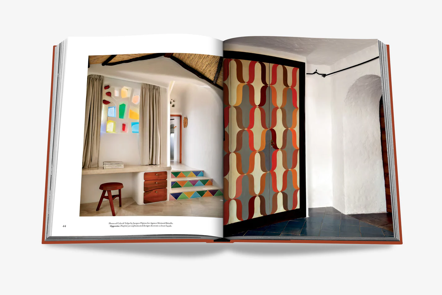 Livre design haut de gamme Cala Di Volpe par Assouline, édition Hospitality en couverture soie, disponible chez D-Style Interior.