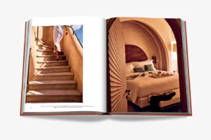 Livre design haut de gamme Cala Di Volpe par Assouline, édition Hospitality en couverture soie, disponible chez D-Style Interior.