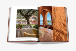 Livre design haut de gamme Cala Di Volpe par Assouline, édition Hospitality en couverture soie, disponible chez D-Style Interior.