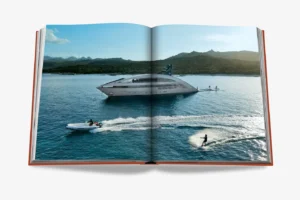 Livre design haut de gamme Cala Di Volpe par Assouline, édition Hospitality en couverture soie, disponible chez D-Style Interior.