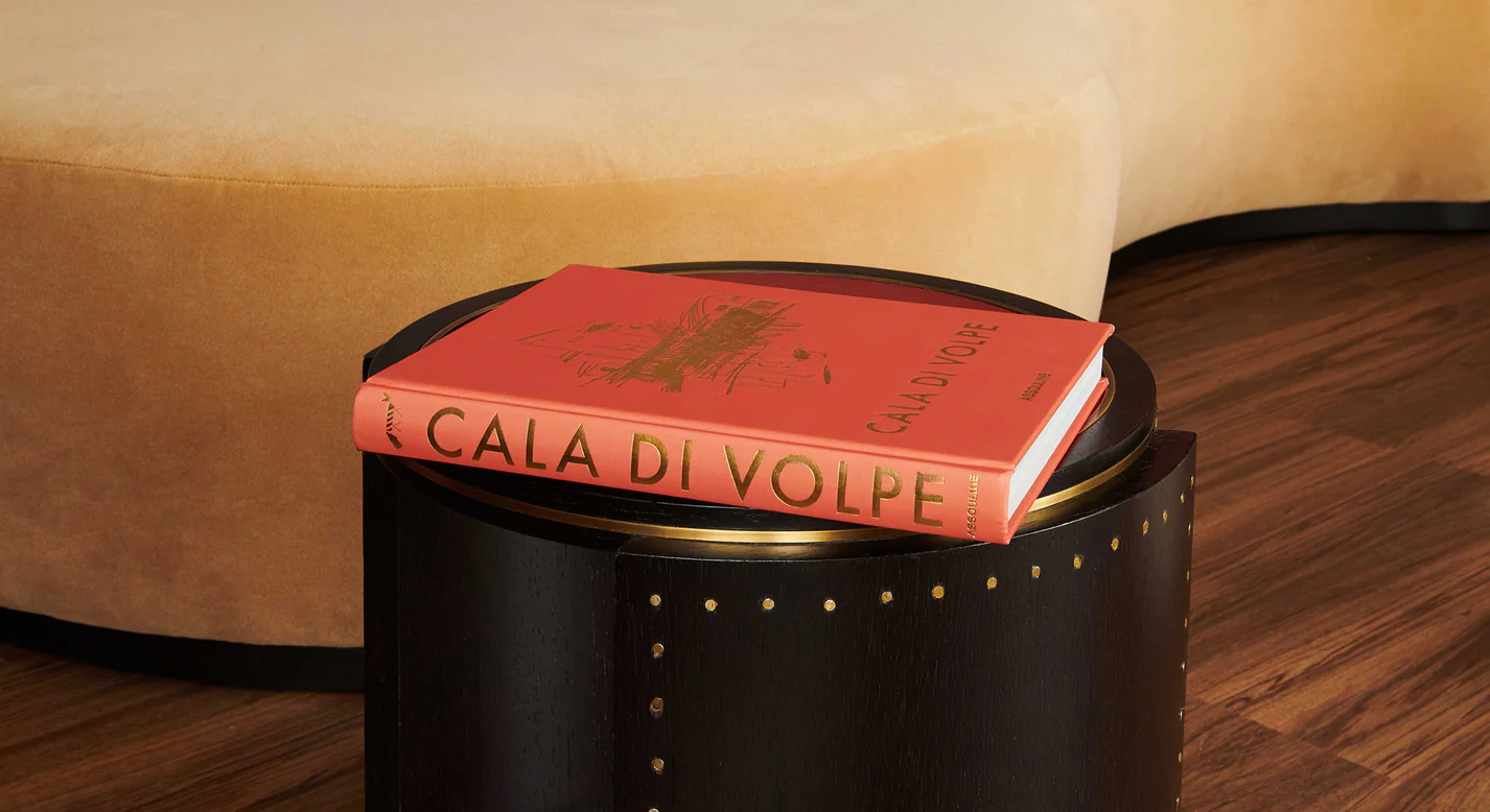 Livre design haut de gamme Cala Di Volpe par Assouline, édition Hospitality en couverture soie, disponible chez D-Style Interior.