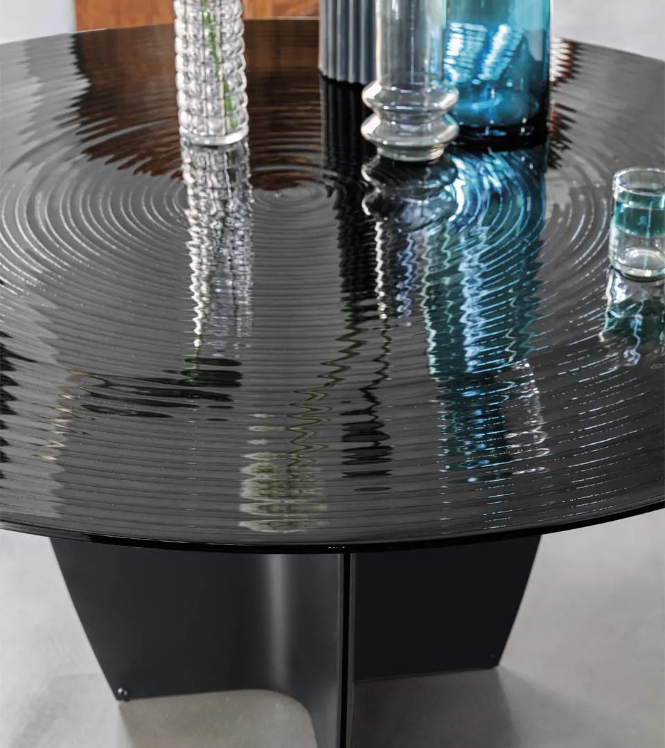 Table à manger design haut de gamme Gambler par Arketipo, plateau circulaire rayé design Lorenzo Remedi, disponible chez D-Style Interior