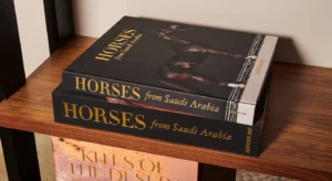 Livre design haut de gamme Horses from Saudi Arabia par Assouline, édition en soie sous écrin, disponible chez D-Style Interior.