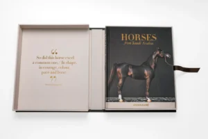 Livre design haut de gamme Horses from Saudi Arabia par Assouline, édition en soie sous écrin, disponible chez D-Style Interior.