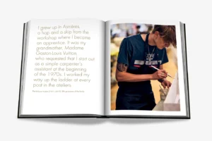 Livre design haut de gamme Louis Vuitton Manufactures par Assouline, édition Classics en couverture soie, disponible chez D-Style Interior.